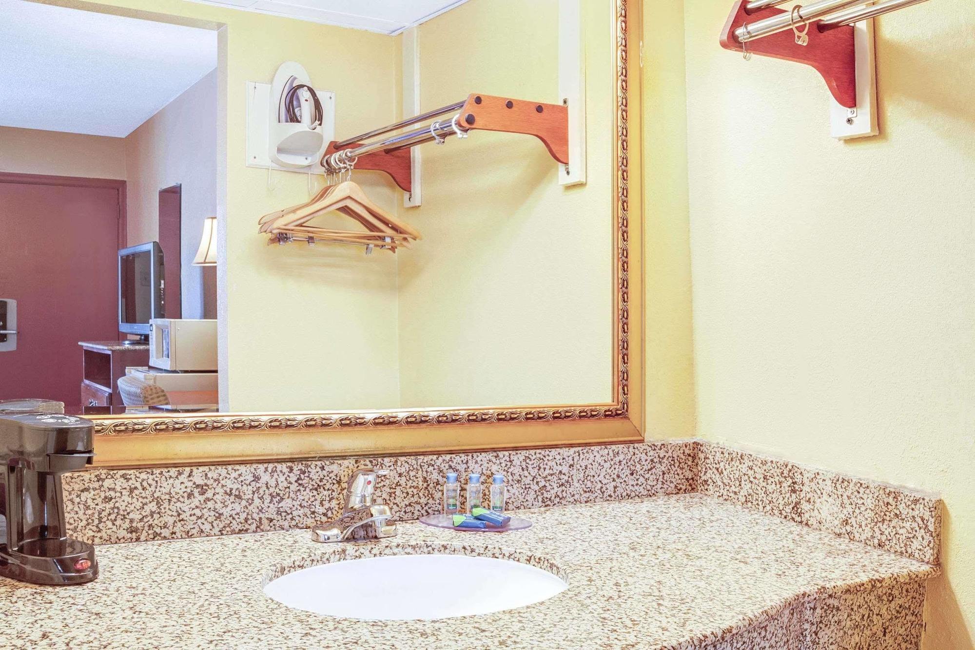 Knights Inn Mount Laurel Bagian luar foto